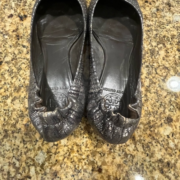 Tory Burch Reva Gray Silver Faux Snakeskin Ballet Flats Size 6.5 - Picture 7 of 9